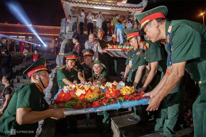 Nhà nước tặng quà người có công, hưu trí xã hội dịp Đại hội Đảng và Tết