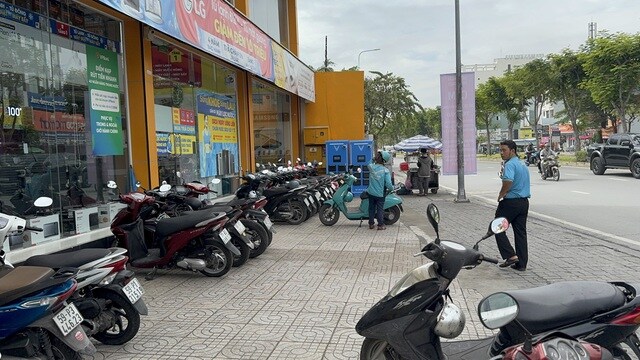 Tủ đổi pin xe máy điện xuất hiện ngày càng nhiều ở TPHCM