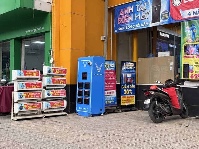 Tủ đổi pin xe máy điện xuất hiện ngày càng nhiều ở TPHCM
