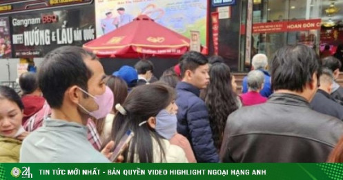 Giá vàng hôm nay mới nhất (29/12) giảm "không phanh": Người mua nườm nượp xếp hàng, nhà hàng vẫn giới hạn bán