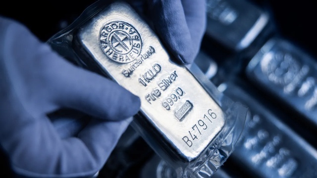 Phiên đảo chiều gây choáng: Bạc có lúc rớt 15%, vàng lao dốc 4.6%
