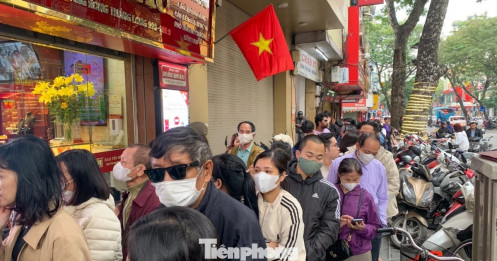 Người Hà Nội xếp hàng dài mua vàng ngày cuối năm