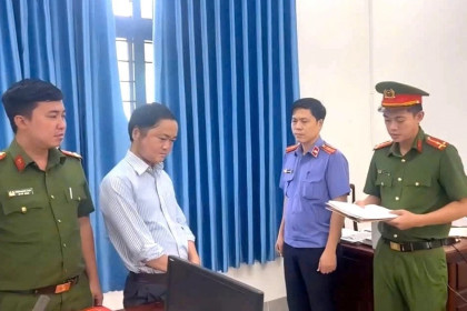 Bắt giam một cán bộ xã chiếm đoạt tiền của người dân