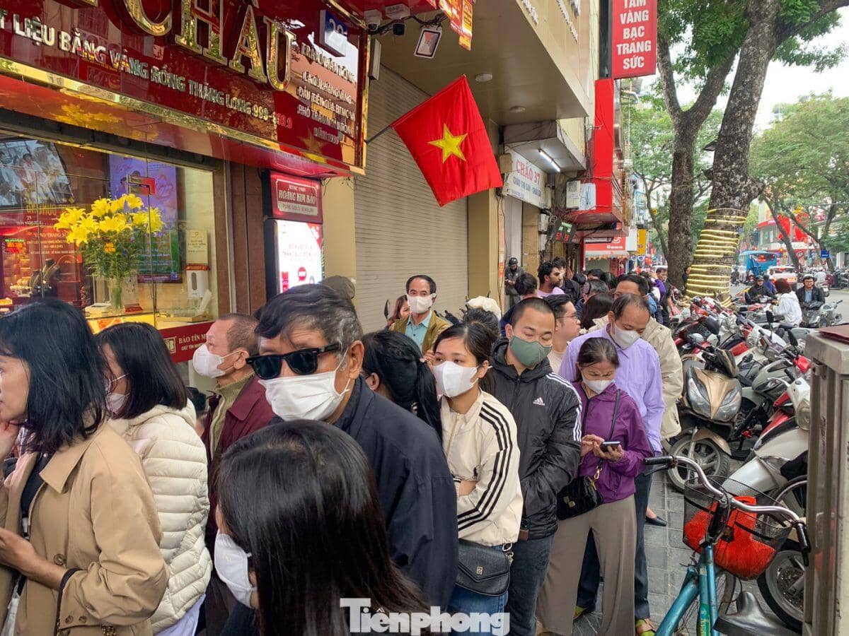 Người Hà Nội xếp hàng dài mua vàng ngày cuối năm
