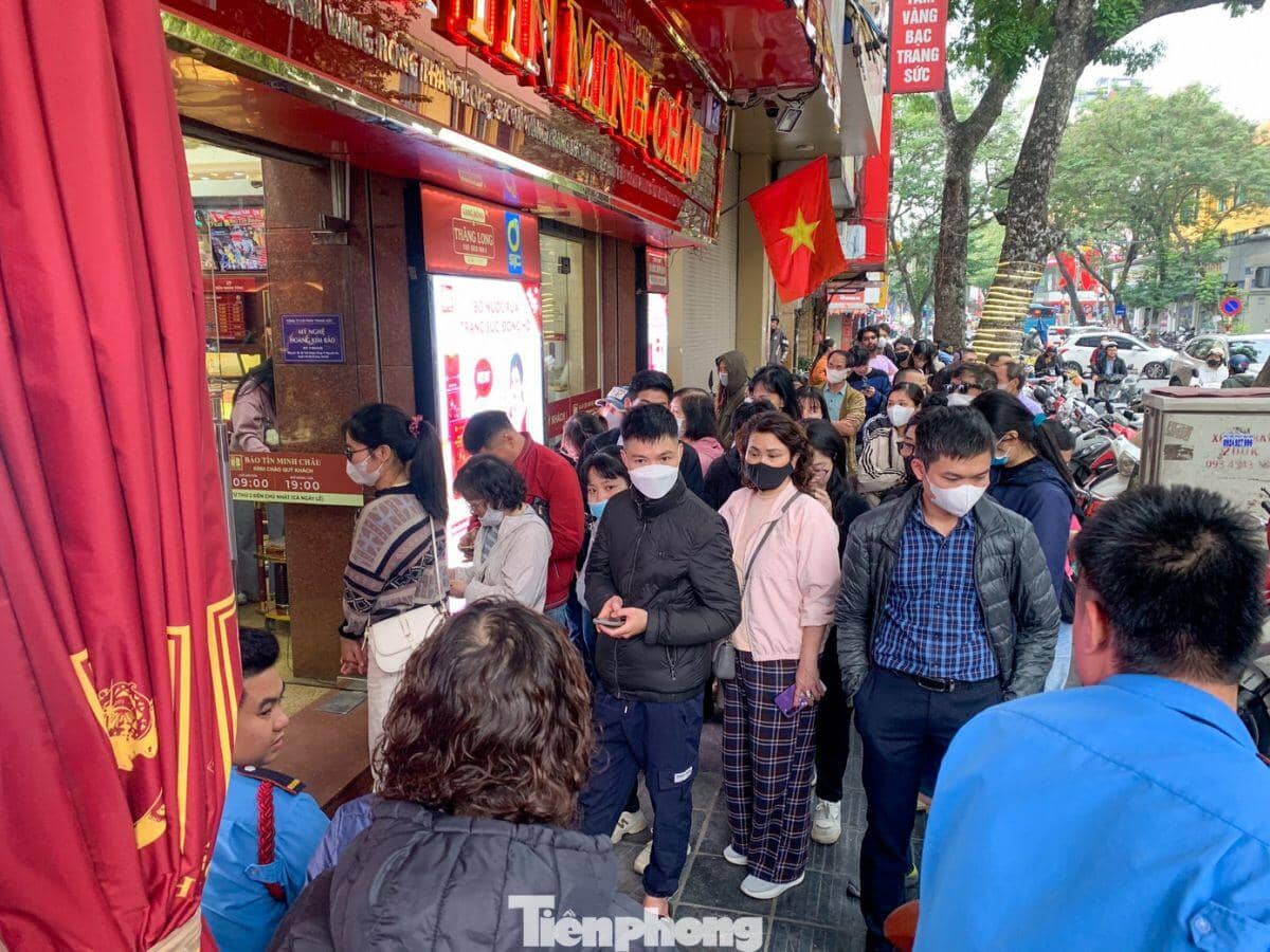 Người Hà Nội xếp hàng dài mua vàng ngày cuối năm