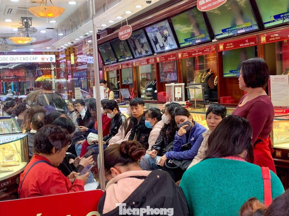 Người Hà Nội xếp hàng dài mua vàng ngày cuối năm