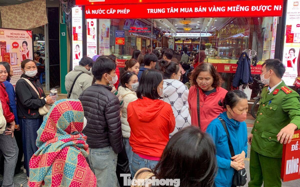Người Hà Nội xếp hàng dài mua vàng ngày cuối năm