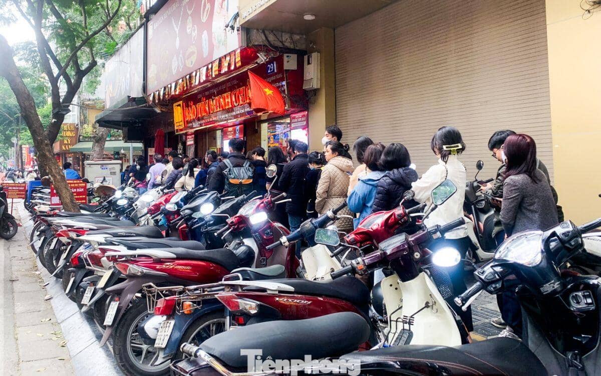 Người Hà Nội xếp hàng dài mua vàng ngày cuối năm