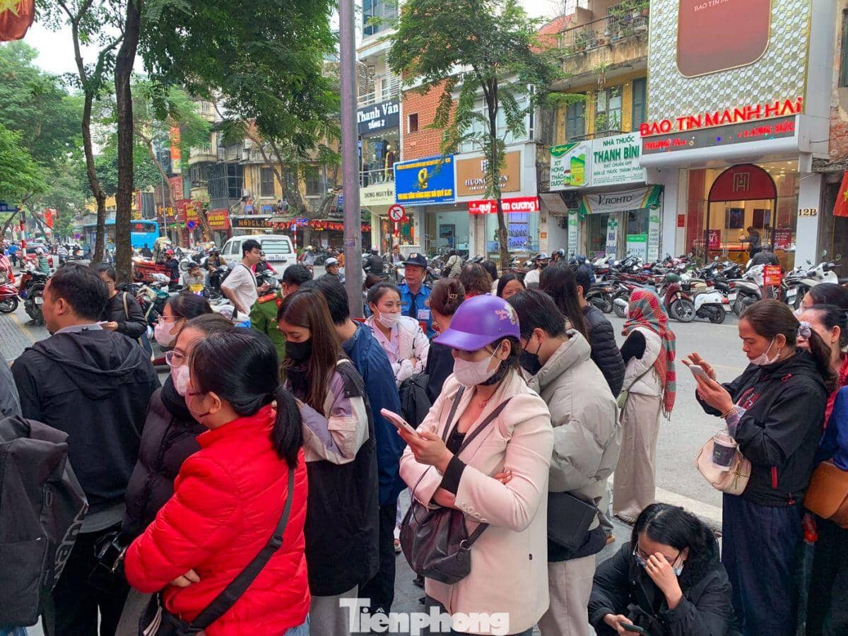 Người Hà Nội xếp hàng dài mua vàng ngày cuối năm