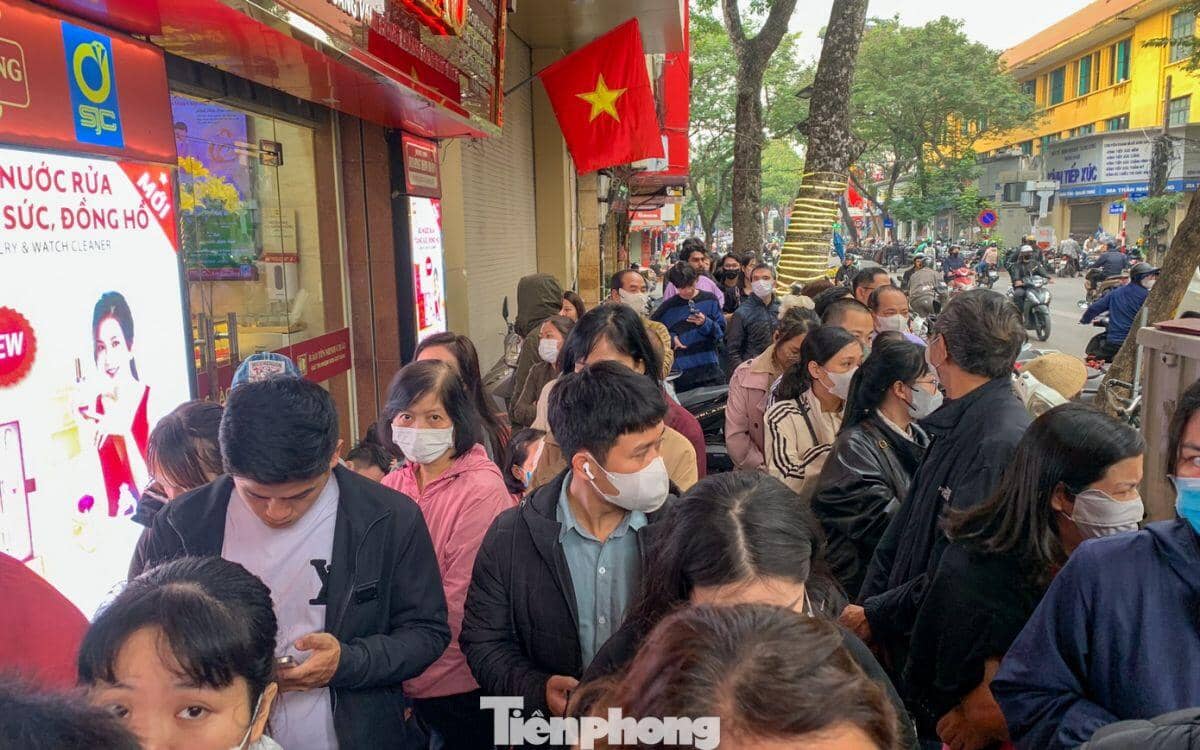 Người Hà Nội xếp hàng dài mua vàng ngày cuối năm