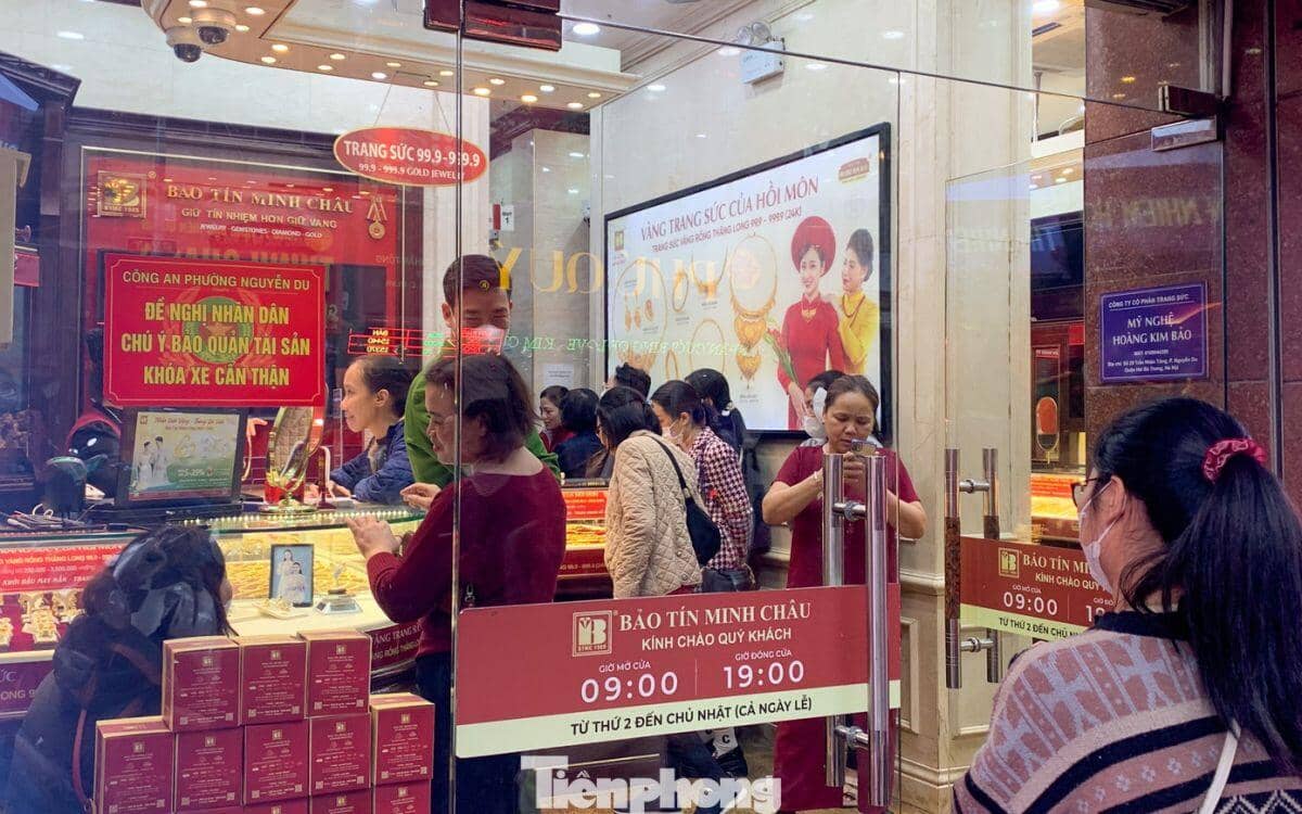Người Hà Nội xếp hàng dài mua vàng ngày cuối năm