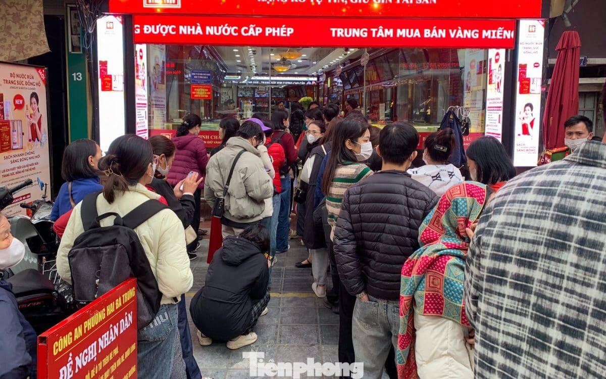 Người Hà Nội xếp hàng dài mua vàng ngày cuối năm