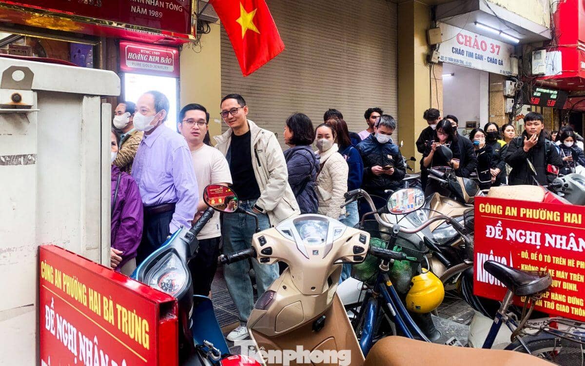 Người Hà Nội xếp hàng dài mua vàng ngày cuối năm