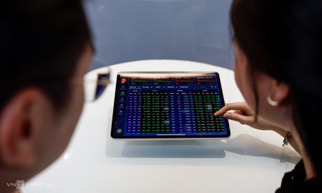 Chứng khoán Việt Nam 2025 biến động mạnh, thanh khoản đạt đỉnh tháng 8