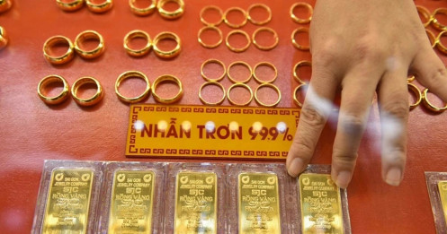 Người 'ôm' vàng lỗ lớn