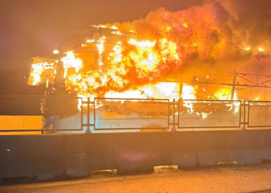 Xe khách cháy rụi trên cao tốc Diễn Châu - Bãi Vọt