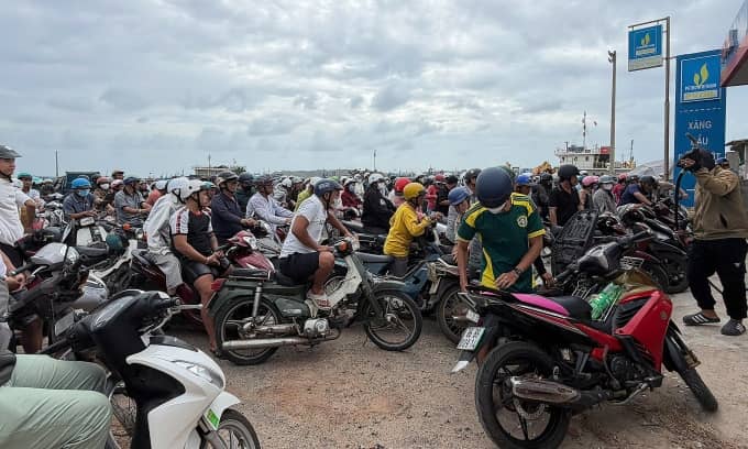 Người dân đảo Phú Quý xếp hàng mua xăng