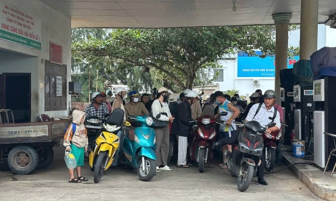 Người dân đảo Phú Quý xếp hàng mua xăng