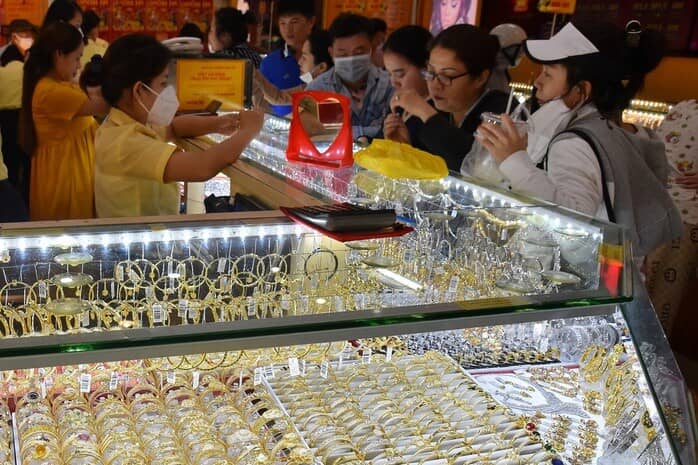 Giá vàng hôm nay 6-1: Tiếp tục tăng mạnh