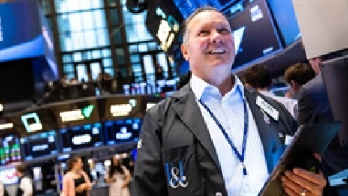 Tiếp đà thăng hoa, Dow Jones tăng gần 500 điểm, lần đầu vượt mốc 49,000 điểm