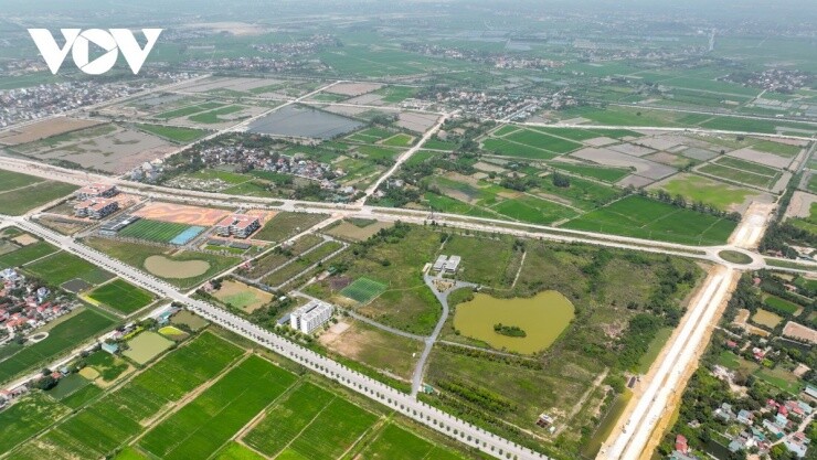 Thị trường đất nền đứng im, nhiều chủ đất muốn “thoát hàng” không được