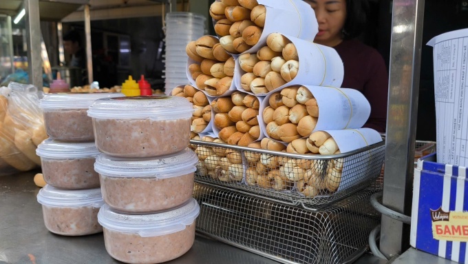 Cửa hàng Pate Cột Đèn truyền thống lao đao vì đồ hộp trùng tên