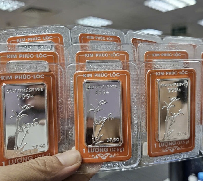 Giá bạc hôm nay 12-1: Không chỉ vàng, bạc cũng gây bất ngờ