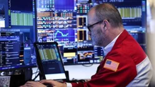 Phố Wall nhuốm sắc đỏ, Dow Jones mất gần 400 điểm