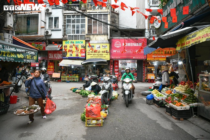 Bỏ chục tỷ đồng mua nhà, sống khổ giữa nhan nhản chợ cóc, quán ăn