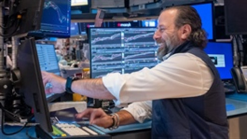 Dow Jones quay đầu tăng gần 300 điểm