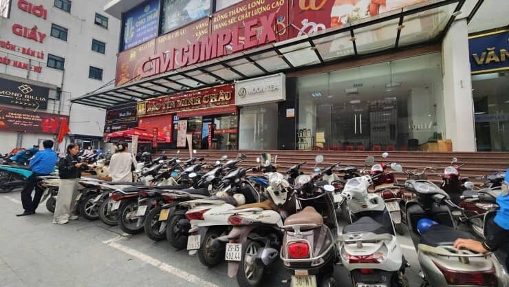 Giá vàng hôm nay mới nhất (16/1) gần 163 triệu đồng/lượng: Người mua ồ ạt kéo đến, nhà vàng "chơi chiêu" lạ