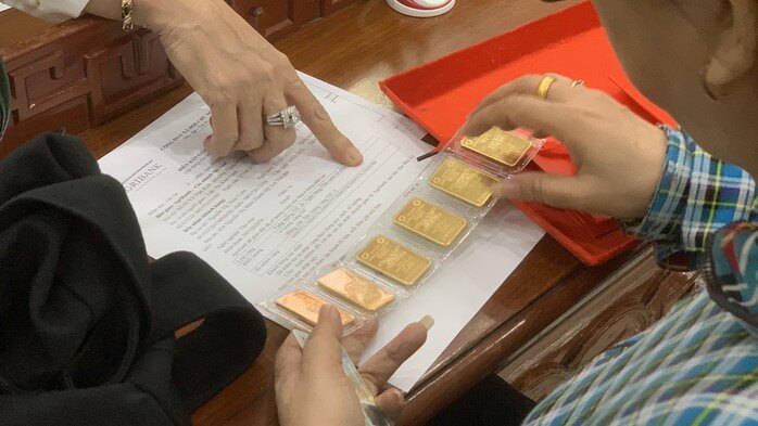 Giá vàng thế giới liên tục biến động, vì sao giá vàng trong nước vẫn "đi ngang"?