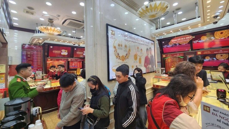 Giá vàng hôm nay mới nhất (18/1) gần 163 triệu đồng/lượng: Người mua tranh thủ xếp hàng vì "sợ" điều này