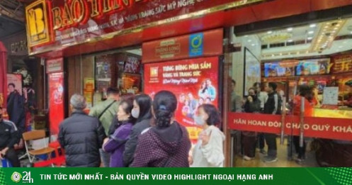 Giá vàng hôm nay mới nhất (18/1) gần 163 triệu đồng/lượng: Người mua tranh thủ xếp hàng vì "sợ" điều này
