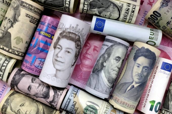 Nhà đầu tư bán USD, mua tài sản trú ẩn khi ông Trump dọa áp thuế