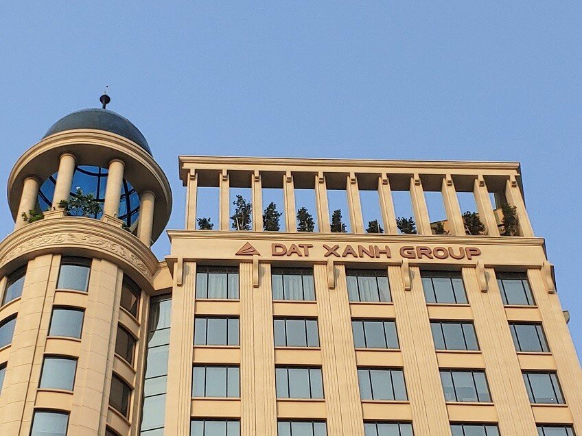 Doanh nghiệp tên tuổi dồn dập bán vốn