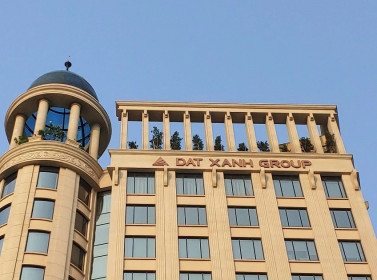 Doanh nghiệp tên tuổi dồn dập bán vốn