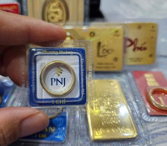 Sáng 19-1, giá vàng miếng SJC lần đầu chạm mốc 165 triệu đồng/lượng