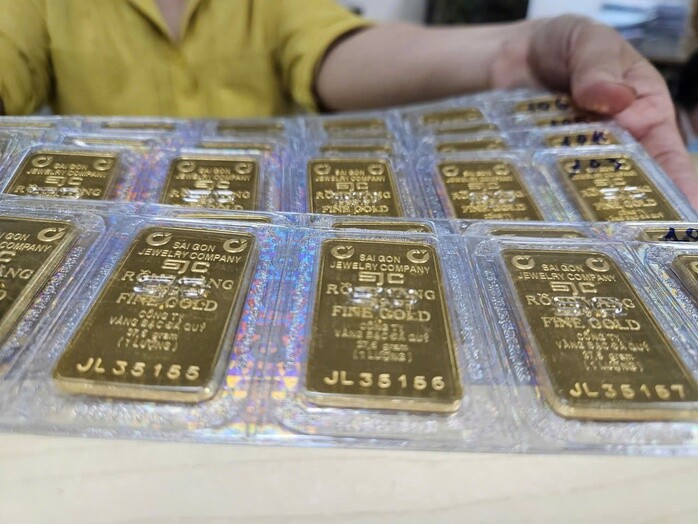 Sáng 20-1, giá vàng miếng SJC 165 triệu đồng/lượng vẫn khan hiếm, không dễ mua