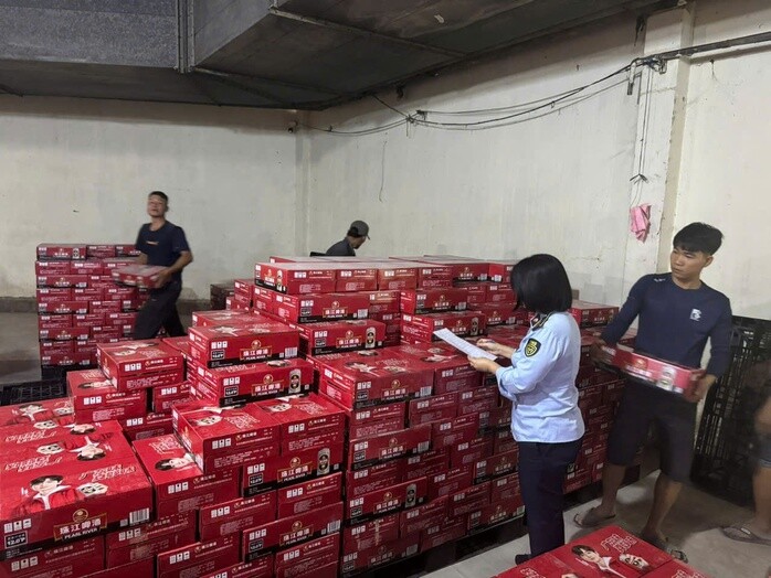 Phát hiện hơn 3.200 thùng bia ngoại không rõ nguồn gốc ở TPHCM