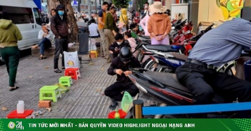 Dậy từ mờ sáng xếp hàng mua vàng, chuyên gia cảnh báo nguy cơ 'đu đỉnh'