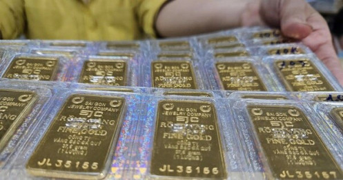 Sáng 20-1, giá vàng miếng SJC 165 triệu đồng/lượng vẫn khan hiếm, không dễ mua