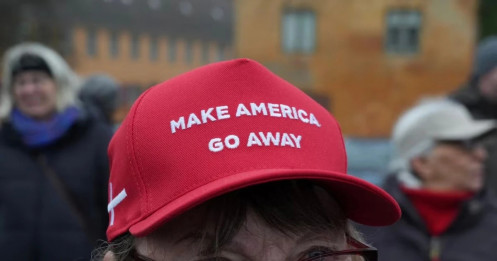 Chiếc mũ châm biếm bất ngờ trở thành biểu tượng đoàn kết của Greenland