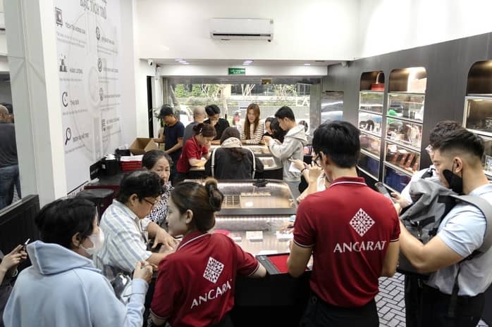 Bạc lập đỉnh mới, người dân rút tiết kiệm, xếp hàng đến 9 giờ tối chờ mua