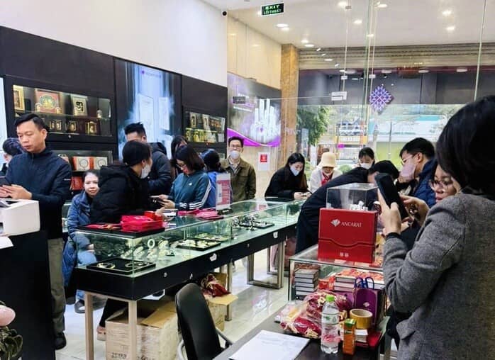 Bạc lập đỉnh mới, người dân rút tiết kiệm, xếp hàng đến 9 giờ tối chờ mua