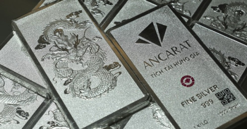 Bạc lập đỉnh mới, người dân rút tiết kiệm, xếp hàng đến 9 giờ tối chờ mua