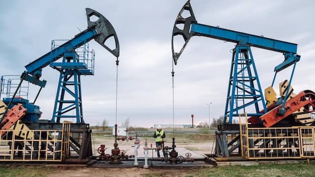 Giá dầu giảm 2% khi ông Trump dịu giọng với Greenland và Iran