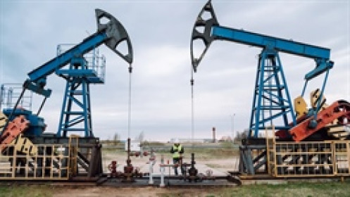 Giá dầu giảm 2% khi ông Trump dịu giọng với Greenland và Iran