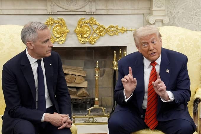 Ông Trump dọa áp thuế 100% với Canada