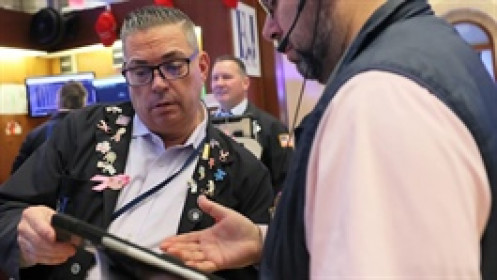 Dow Jones giảm gần 300 điểm